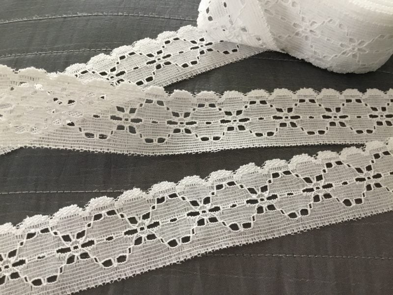 White lace trim - 3cm wide x 3m length Carousel 1