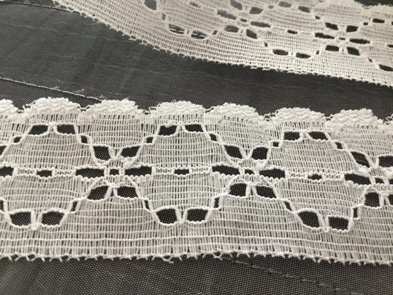 White lace trim - 3cm wide x 3m length Carousel 2
