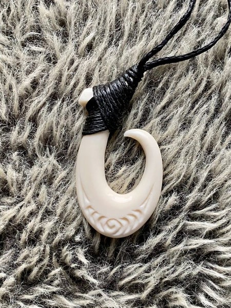 LASHED SMALL MATAU HOOK BONE PENDANT BEAUTY Carousel 9