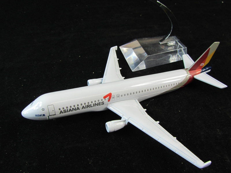 Die Cast Airplane Asiana Airlines A320 #121 Carousel 2