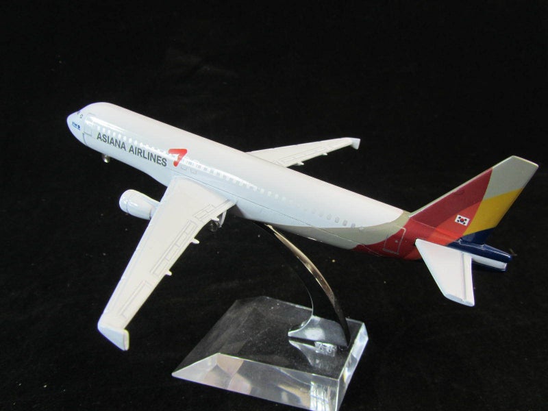 Die Cast Airplane Asiana Airlines A320 #121 Carousel 1