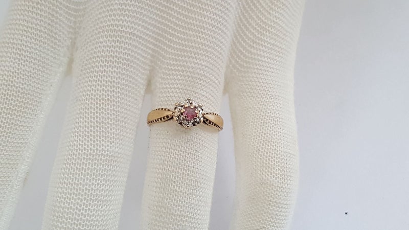 A Beautiful Vintage 9ct Gold Ruby And Diamond Flower Ring Carousel 7