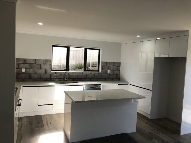 Beautiful kitchen in ULTRAglzae Arctic color on 10% Winter sale! $16800 Carousel 2