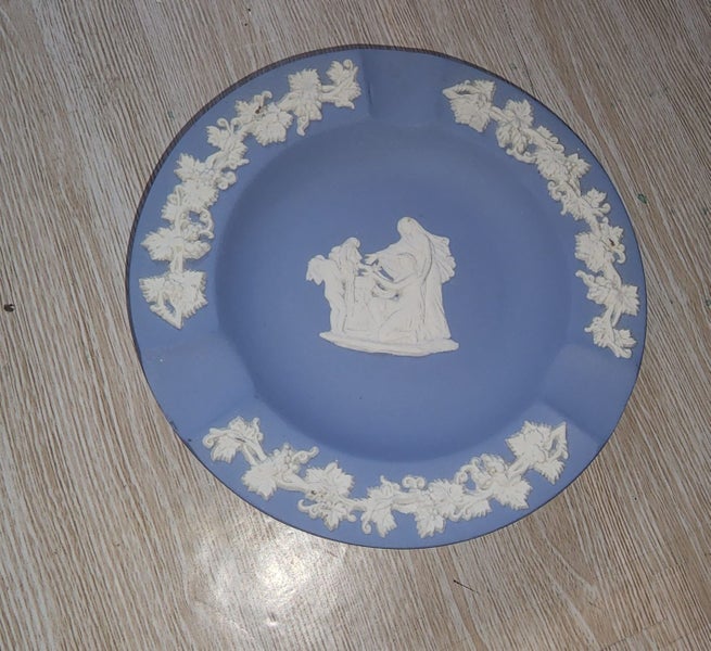 11CM BLUE ASH TRAY ROUND WITH WHITE RELIEF GRACES & CHERUB, GRAPE & LEAF EDGE Carousel 1