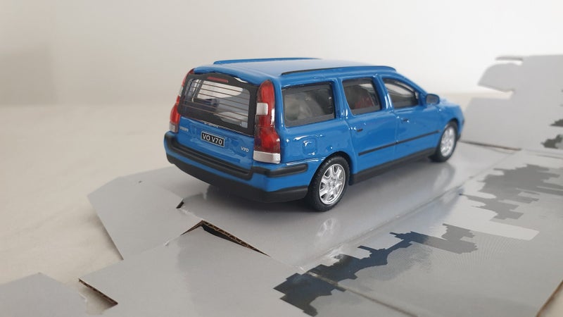 2008 VOLVO V70 WAGON 1:43 SCALE DIECAST MODEL CAR CARARAMA MODEL SALE WAS $49.95 Carousel 3