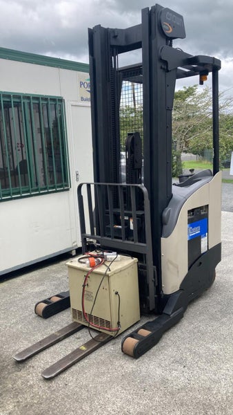 Ex Lease Crown RR5200 Reach Truck - New Battery!! Carousel 1