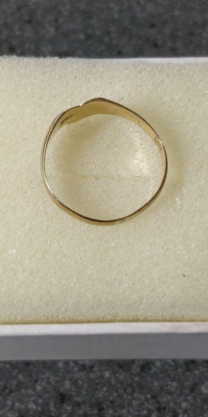 Hallmarked 9ct gold Signet ring, size O, 1.3g Carousel 5