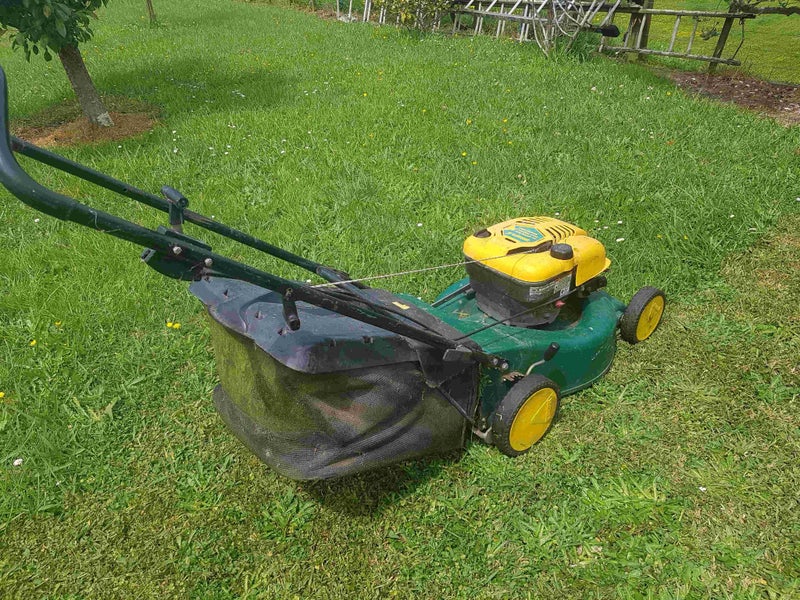YARDMAN WIDECUT LAWNMOWER Carousel 1