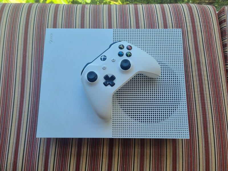 Xbox One S Console + Controller Carousel 3