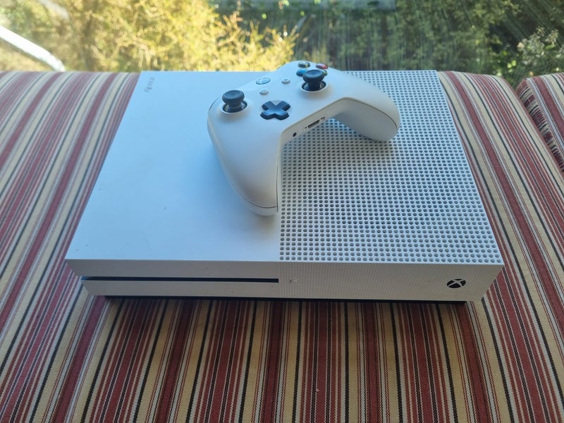 Xbox One S Console + Controller Carousel 1