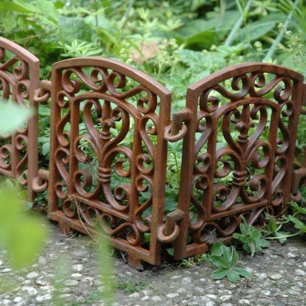 Connectable Lawn Fence - 21 x 29cm (Set of 2) Carousel 1