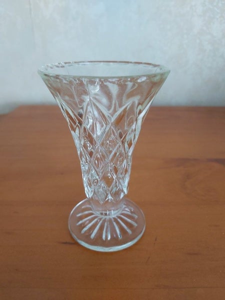 Pressed glass vase Carousel 1