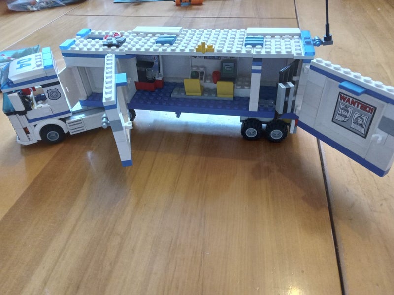 Lego city police comes truck 60044 Carousel 1