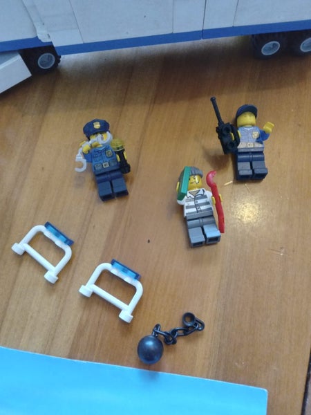 Lego city police comes truck 60044 Carousel 6