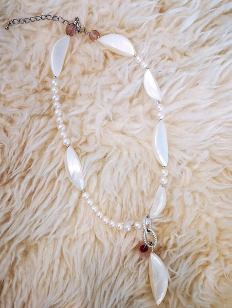 Unique designed pearl and mother of pearl necklace Carousel 8