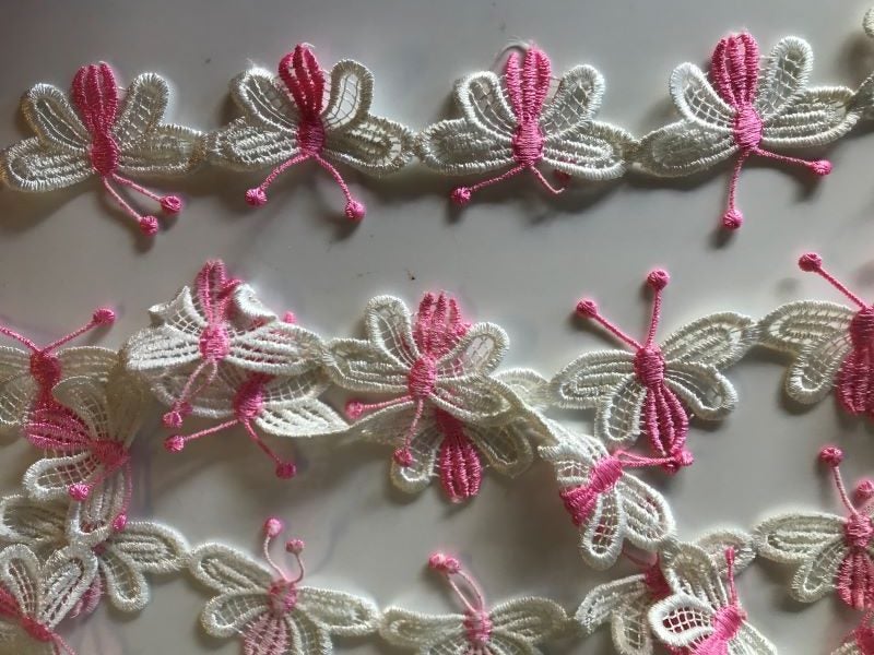 Butterfly lace Pink/White chain by the metre Carousel 1