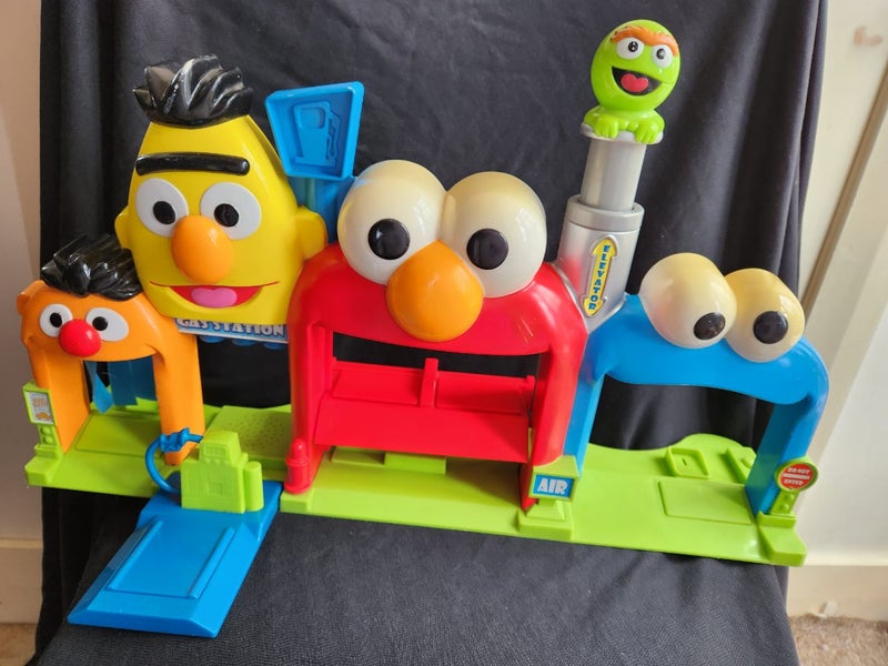 Fisher-Price Giggle and GO seseme street garage set Carousel 1