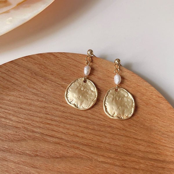 Gold Plated Handmade Freshwater Pearl Earrings Vintage Style Carousel 1