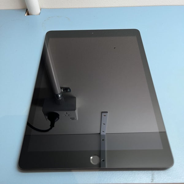 DT Deal! iPad 8 Wifi 32GB Space Grey Carousel 1