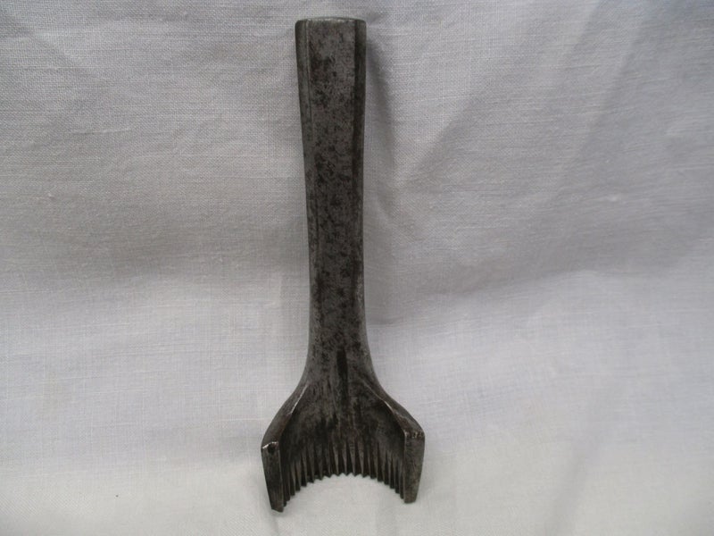 * PP 0669 - Vintage Leather Working Tools - Heavy Duty Steel Punch Carousel 1