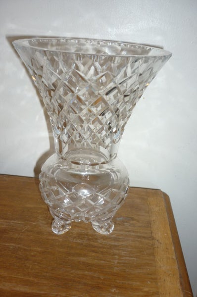 BEAUTIFUL CRYSTAL VASE WITH FEET Carousel 1