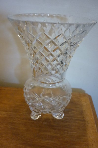 BEAUTIFUL CRYSTAL VASE WITH FEET Carousel 2
