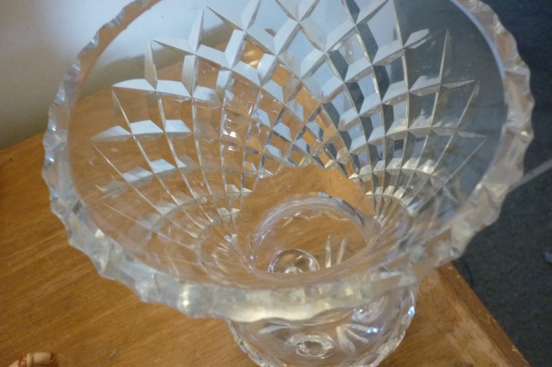 BEAUTIFUL CRYSTAL VASE WITH FEET Carousel 3