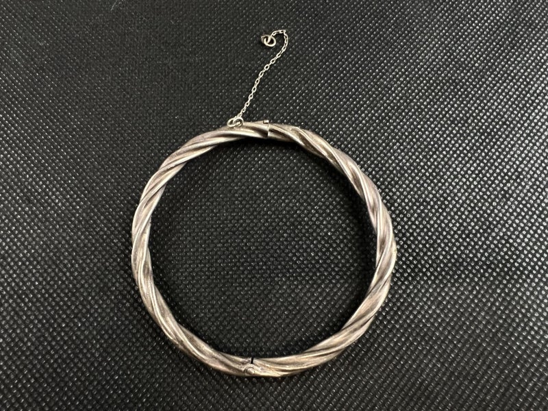 Vintage Sterling Silver Hollow Twisted Hinged Bangle - Lot C939 - TJZ Carousel 1