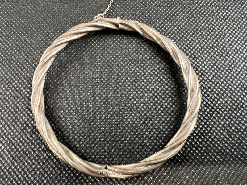 Vintage Sterling Silver Hollow Twisted Hinged Bangle - Lot C939 - TJZ Carousel 2