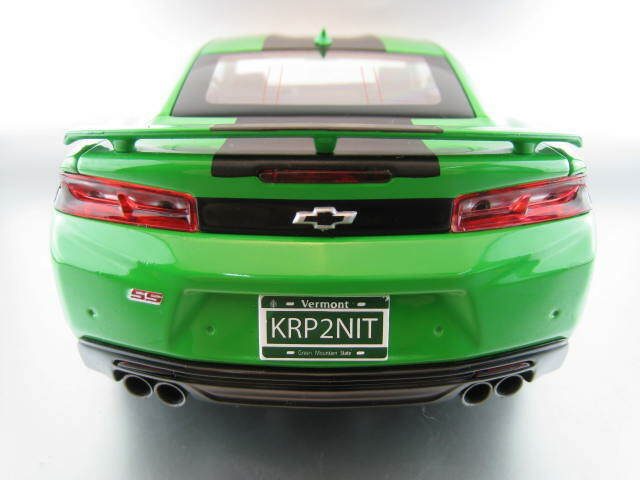 1/18 2017 Chevy Camaro SS Green Carousel 2