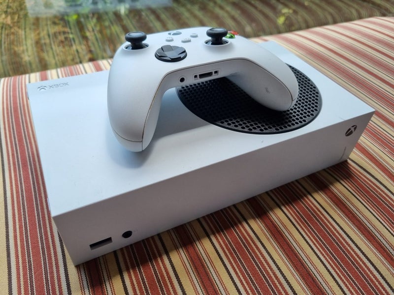 Xbox Series S + Controller Carousel 1