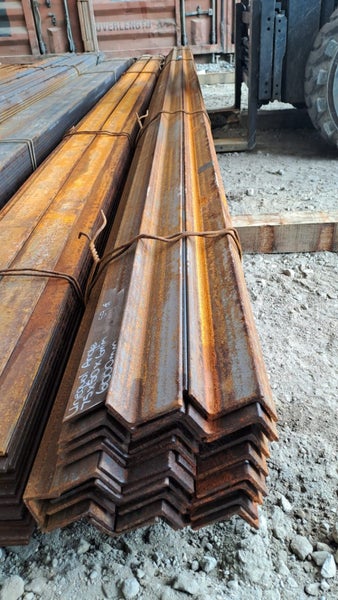 UNEQUAL ANGLE 75mm x 50mm x 6mm, 6000mm L Carousel 1