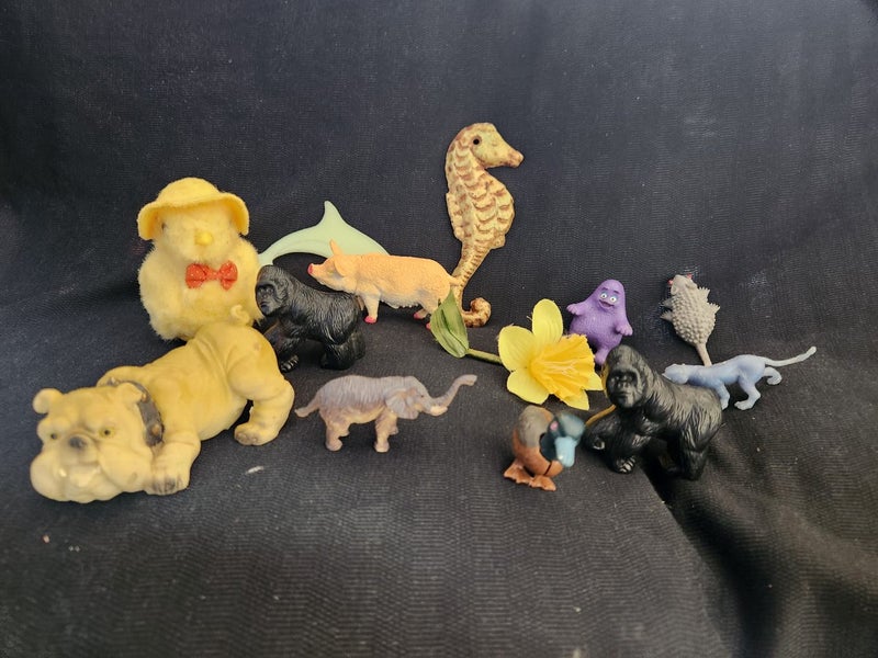 Animal figurines x 12 and a daffodil Carousel 1