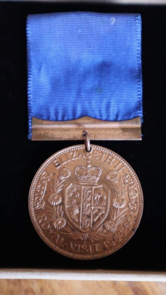 $40 NR QUEEN ELIZABETH II ROYAL VISIT NZ MEDAL 1953-54 Carousel 4