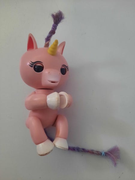 Fingerlings Pink Unicorn ^ Carousel 1