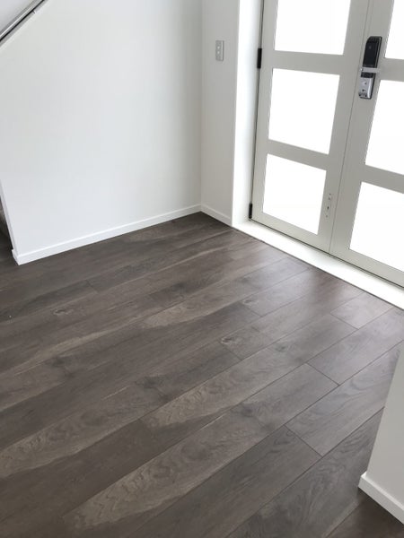 12mm Classic Oak Light Brown $35/m2incl gst & underlay - Laminate flooring Carousel 7