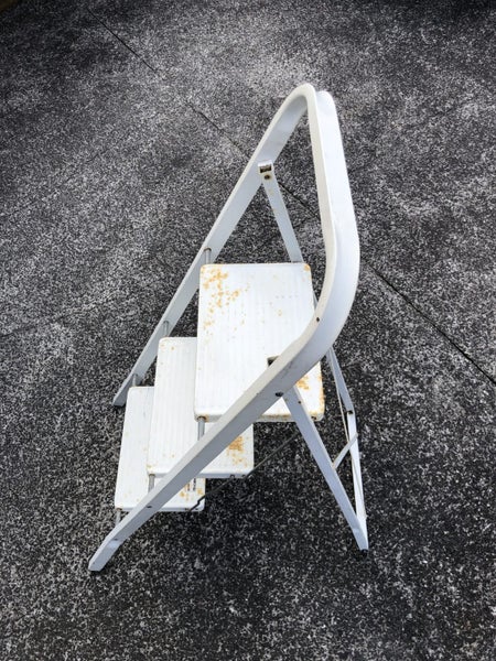 TRT 3 Tier Step Ladder - Steel Construction - Perfect For Home Use Carousel 2