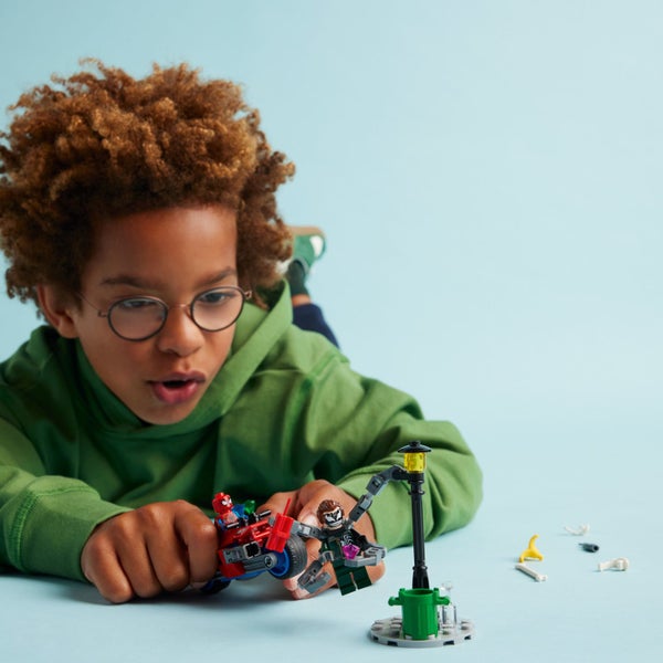 LEGO Marvel: Motorcycle Chase: Spider-Man vs. Doc Ock - (76275) Carousel 2
