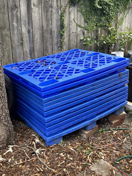 1X Plastic Pallets, easy clean, lightweight, 1200Lx1000Wx135H, Used 1X Carousel 1