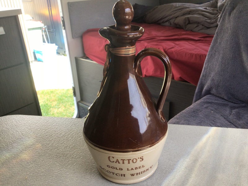 CATTO’S. CARAFE GOLD LABEL OF ROYAL VISIT 1958 Carousel 1