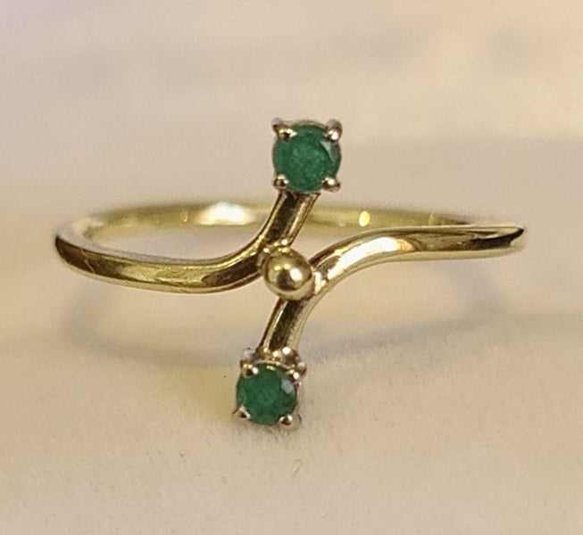 14ct yellow gold emerald ring . Carousel 1