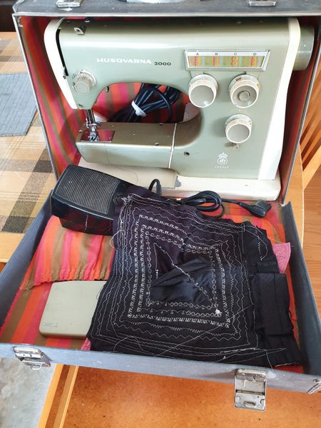 Husqvarna 2000 Grey-Gold/White Vintage Sewing Machine Carousel 6