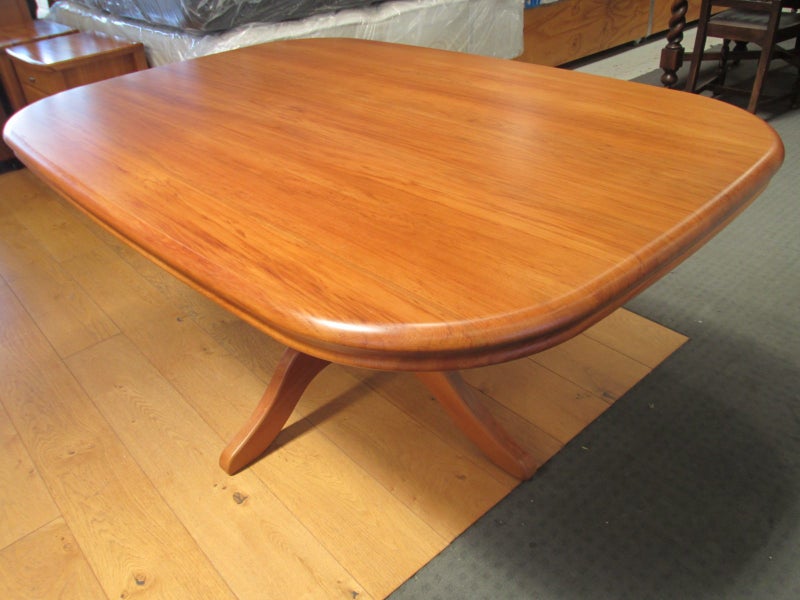 Sorenmobler Single Pedestal Rimu Dining Table Carousel 2