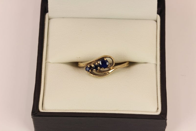 9ct Sapphire ring Carousel 1