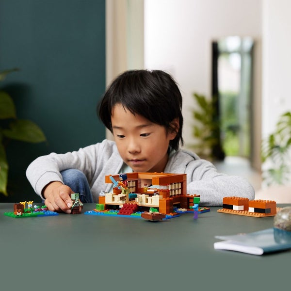 LEGO Minecraft The Frog House 21256 Carousel 3