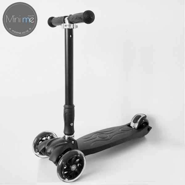 High End Quality Kids Scooter with flash wheels. Carousel 1