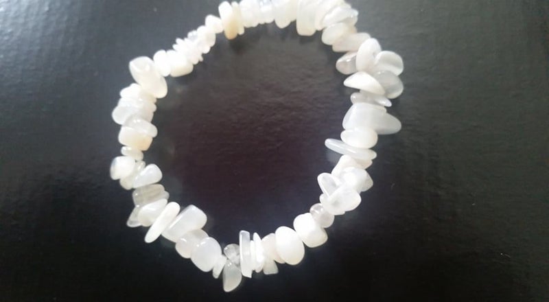X 1 NATURAL Rainbow Moonstone chip bracelet Carousel 1