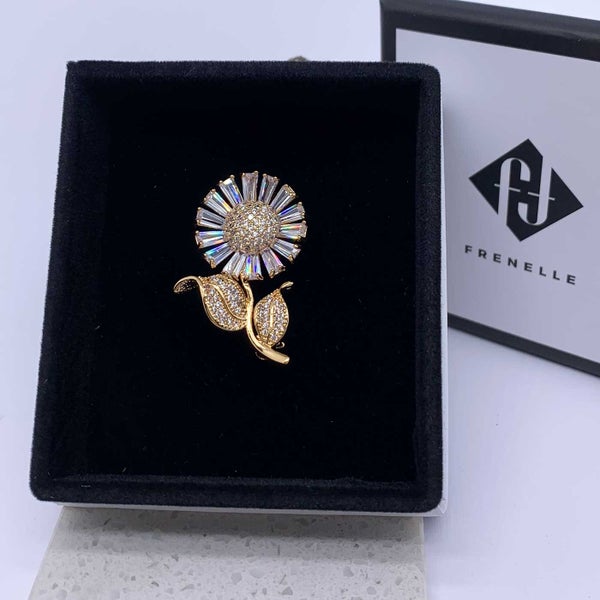 18K Champagne Gold Daisy Brooch with CZ Diamonds "Bellis" Carousel 8