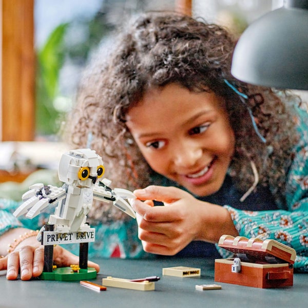 LEGO Harry Potter: Hedwig at 4 Privet Drive - (76425) Carousel 2