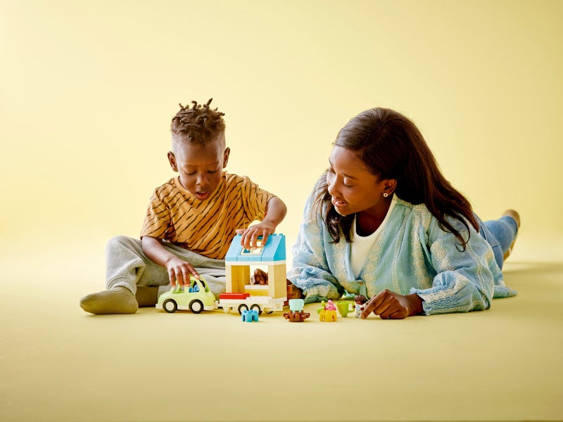LEGO DUPLO: Family House on Wheels - (10986) Carousel 2